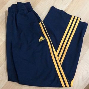 Kids three stripped adidas joggers - size M